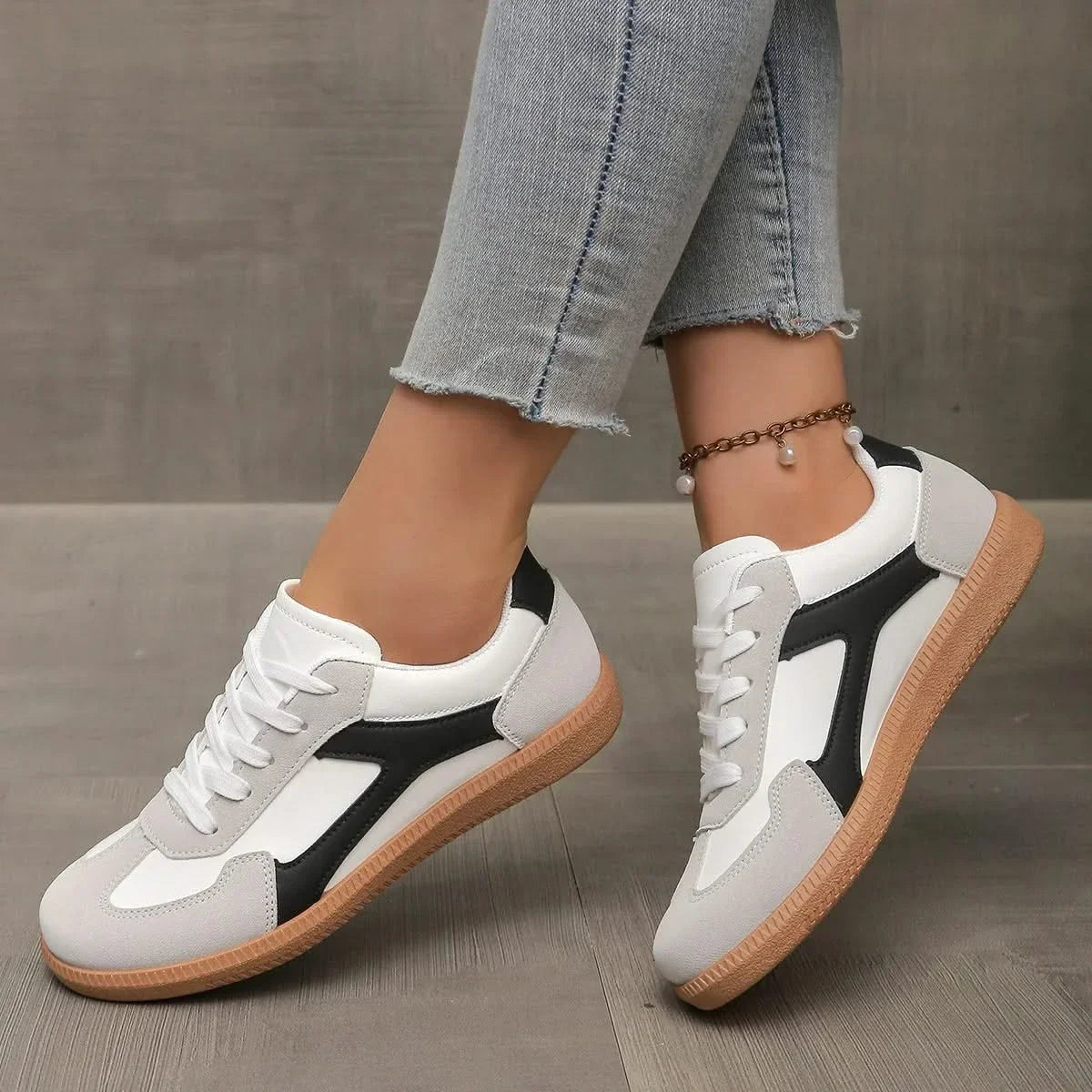 Sneakers Donna in Pelle con Suola a Contrasto