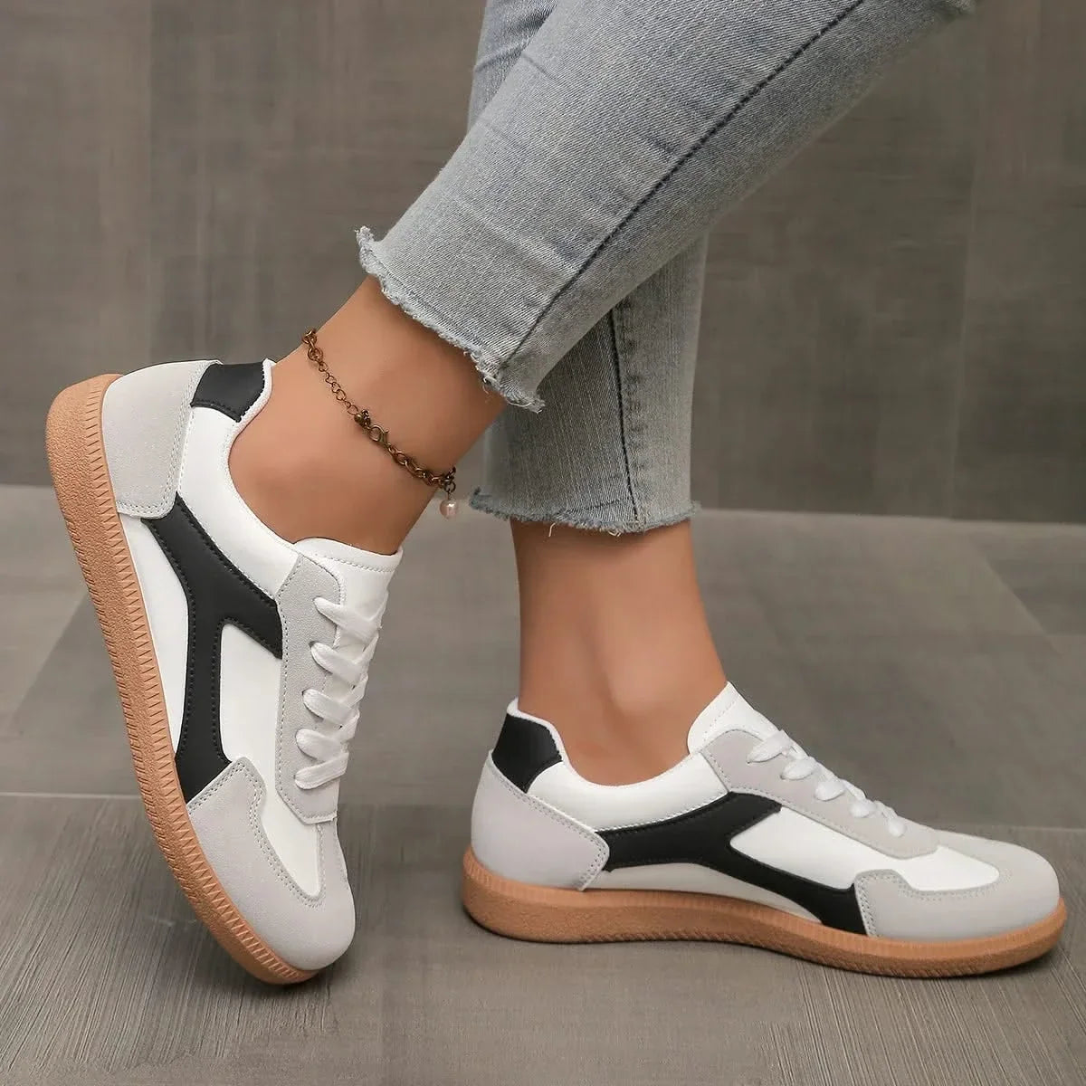 Sneakers Donna in Pelle con Suola a Contrasto
