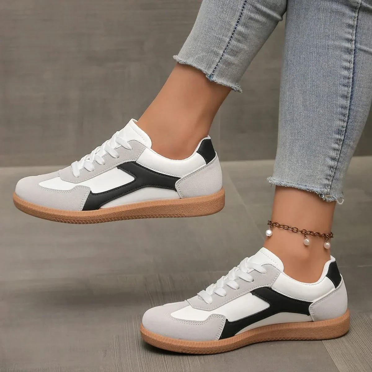 Sneakers Donna in Pelle con Suola a Contrasto