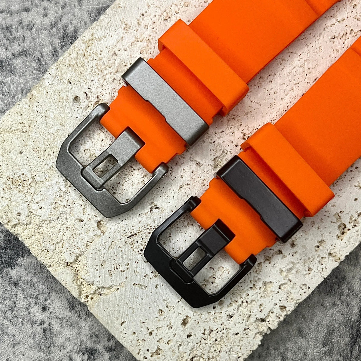 Cinturino Sportivo in Silicone per Apple Watch con Fibbia in Titanio
