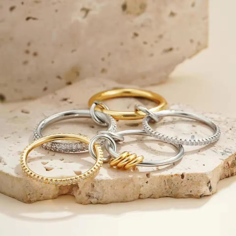Anello Donna Placcato Oro Giallo 18k con Zirconi a Fasce Sovrapposte