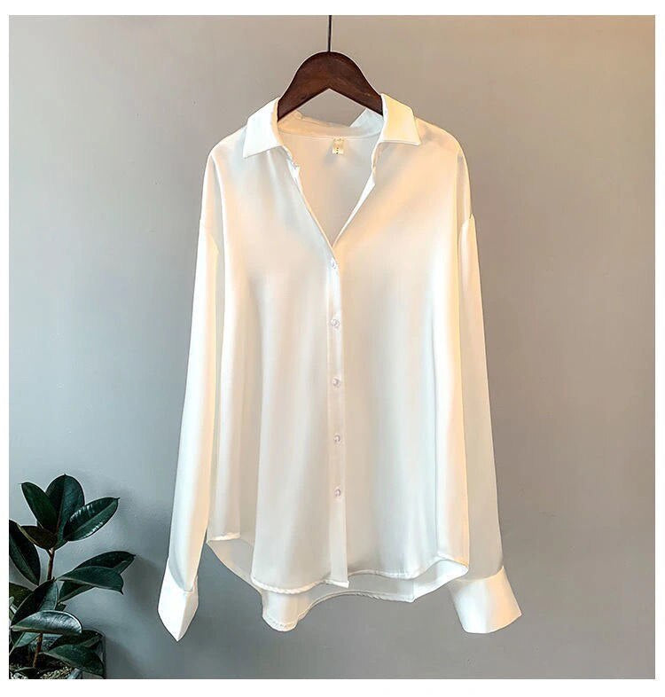 Femke witte satijnen blouse met V-hals, vooraanzicht