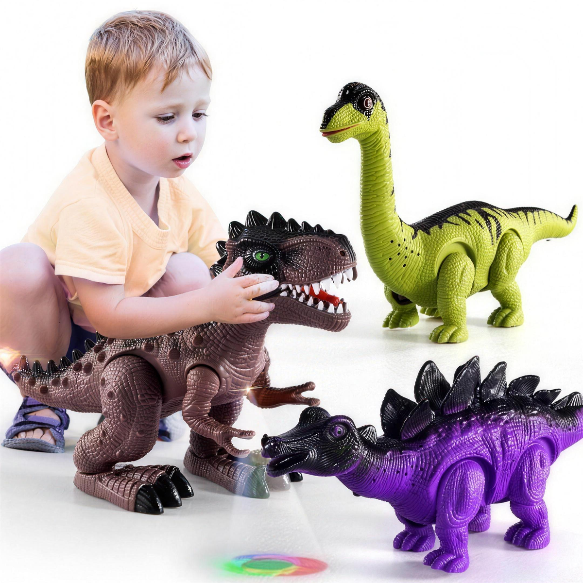 Enfant jouant avec les trois dinosaures marcheurs électroniques