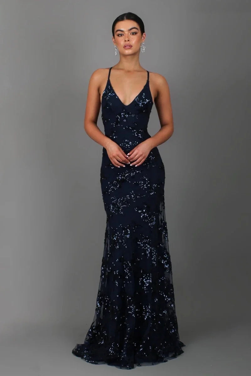 Nora – bodenlanges Abendkleid mit Paillettenstickerei, tiefem Rückenausschnitt und Spaghettiträgern - Cecile LavelleDunkelblau