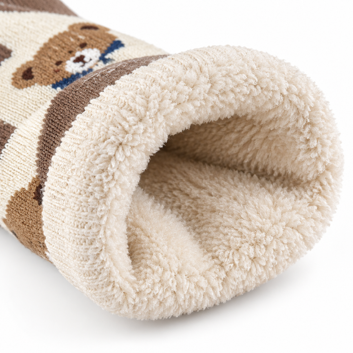 Gros plan sur l'intérieur bouclette épais et doux des chaussettes d'hiver enfant