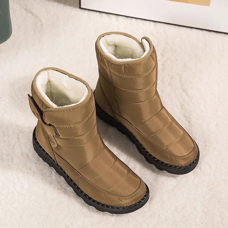 Saskia kaki winterlaars, close-up gedragen met legging