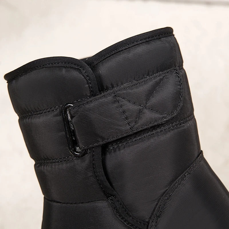 Saskia zwarte winterlaars, close-up klittenbandsluiting