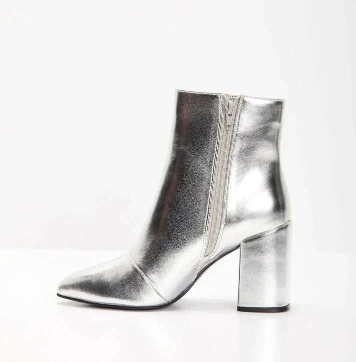 Stivali alla Caviglia Argento – Design Metallico e Moderno per Outfit Casual o Chic