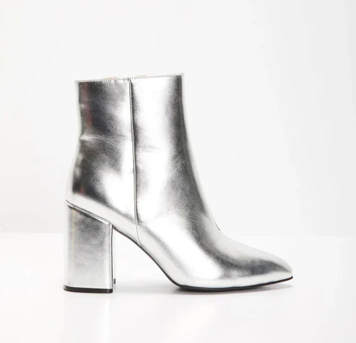 Stivali alla Caviglia Argento – Design Metallico e Moderno per Outfit Casual o Chic