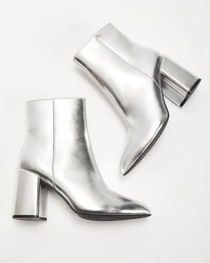 Stivali alla Caviglia Argento – Design Metallico e Moderno per Outfit Casual o Chic